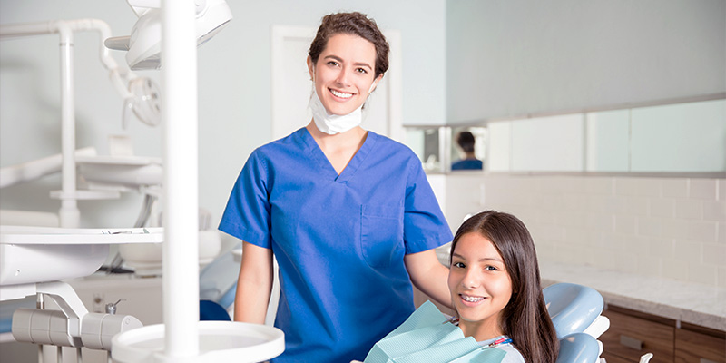 Dentiste jeune patiente cabinet