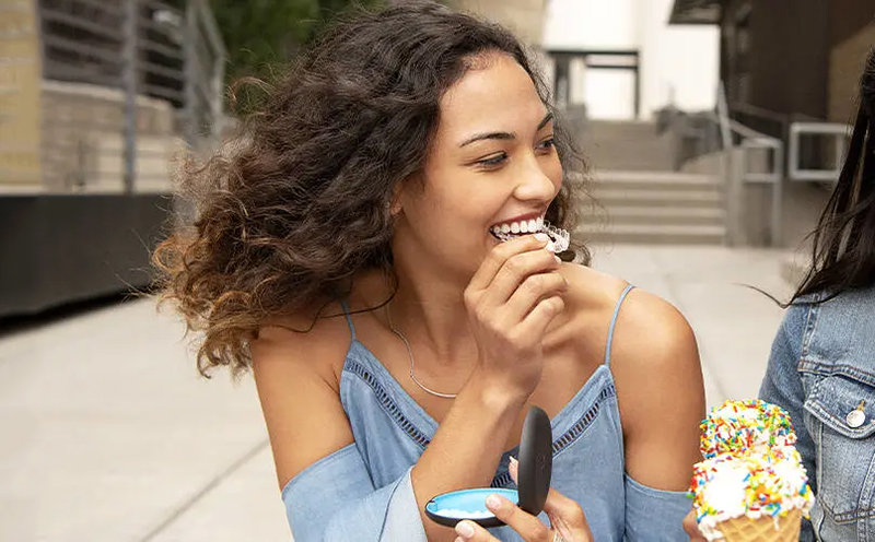 aligneurs Invisalign portés par une jeune fille